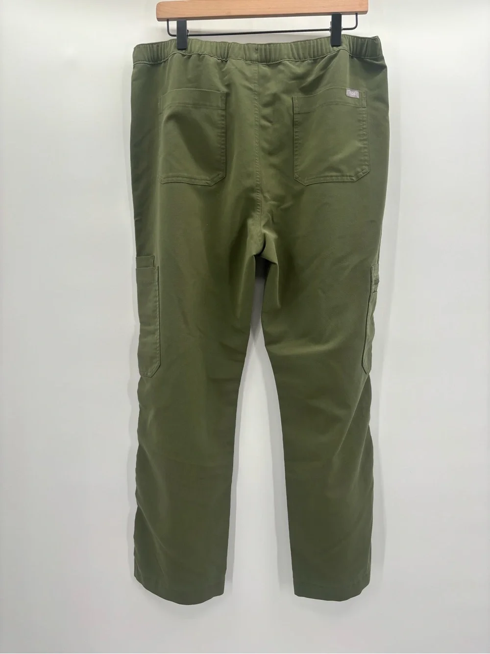 FIGS Technical Collection Cairo Cargo Scrub Pants in Martini Olive Size Large